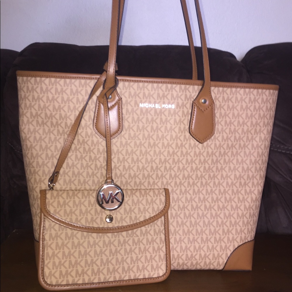 🤩SOLD🤩🎄🎉SPECIAL MICHAEL KORS TOTE W/wristlet - Picture 1 of 8